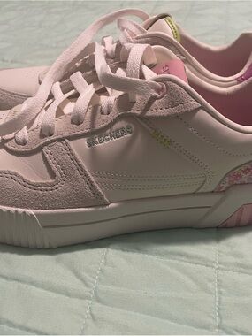 Skechers Women’s ' Light Pink Lace-Up Sneakers with Floral Accent